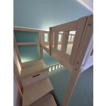 Etagenbett mit Treppe und Platte zum Spielen
